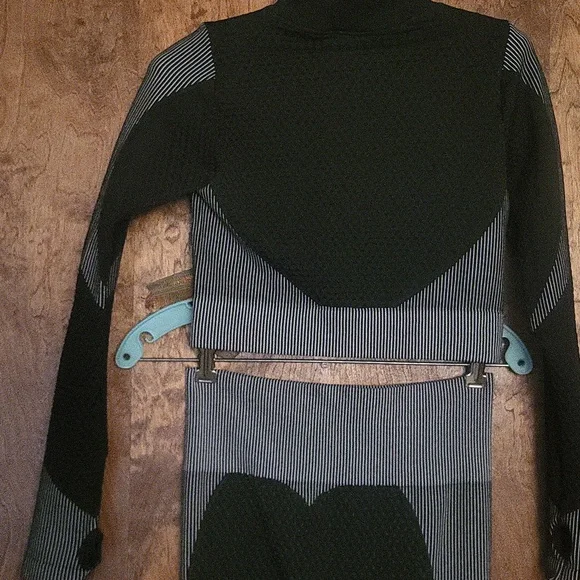 Black & Gray Two-Piece Workout / Yoga - Picture 8 of 9